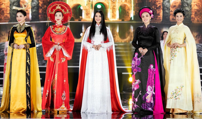 Hoa hậu Đặng Thị Ngọc Hân, Đặng Thu Thảo, Nguyễn Cao Kỳ Duyên, Đỗ Mỹ Linh và Trần Tiểu Vy hội tụ trong chung kết Hoa hậu Việt Nam 2020. Năm người đẹp đại diện cho thế hệ nhan sắc Việt trong thập kỷ qua. Trên trang cá nhân, Kỳ Duyên đăng bức ảnh kèm chú thích: "5 chị em chúng mình - Thập kỷ hương sắc". Nhiều khán giả khen ngợi vẻ ngoài xinh đẹp của 5 nàng hậu.