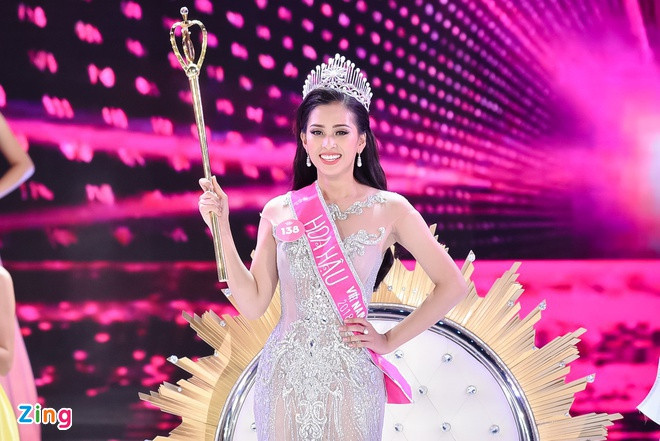 Năm 2018, vương miện thuộc về Trần Tiểu Vy. Cô là thí sinh hiếm hoi đăng quang không vấp tranh cãi nhan sắc. Nhưng khi đó, hoa hậu quê Quảng Nam vẫn còn ngây ngô, cách giao tiếp chưa tự tin và trôi chảy.