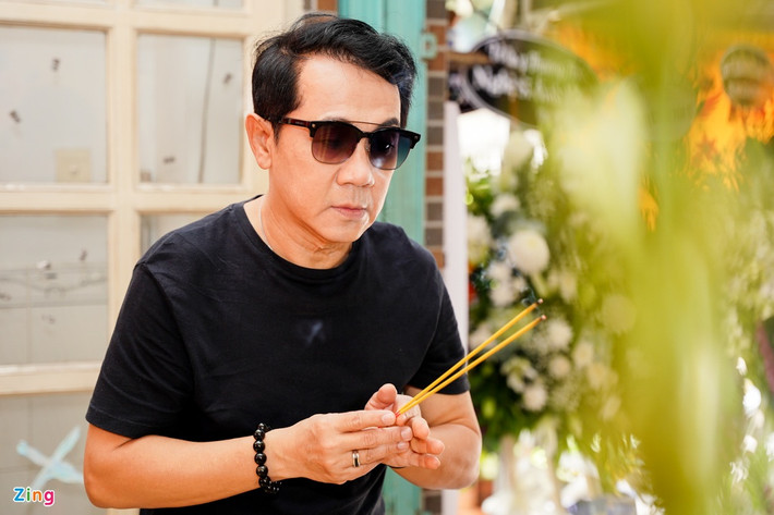 Sáng 2/11, NSƯT Thành Lộc có mặt tại nhà riêng của cố nghệ sĩ ở quận 7 (TP.HCM) để thắp hương, tưởng nhớ và chia buồn cùng gia quyến. Trao đổi với Zing, nam nghệ sĩ cho biết diễn viên Ánh Hoa là đàn chị trong nghề mà anh ngưỡng mộ. "Khi tôi xem những vai diễn của cô, tôi vô cùng thích lối diễn tự nhiên, chân chất, đậm chất Nam Bộ. Lúc gặp cô ở ngoài đời, tôi ấn tượng vì sự gần gũi, hiền hậu như một người mẹ", NSƯT Thành Lộc bày tỏ.