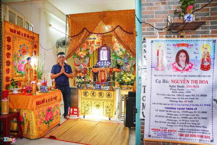 Nghệ sĩ Ánh Hoa trút hơi thở cuối cùng tại nhà riêng vào ngày 1/11 sau thời gian điều trị tai biến mạch máu não. Sự ra đi của bà để lại niềm tiếc thương sâu sắc trong lòng đồng nghiệp, khán giả.