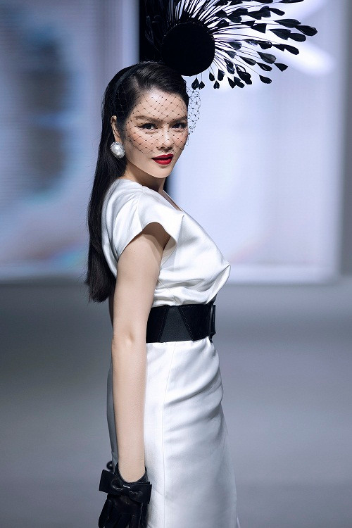 Lý Nhã Kỳ diện bộ trang phục với điểm nhấn là nón được NTK đính kết thủ công bằng tay vô cùng cầu kỳ.