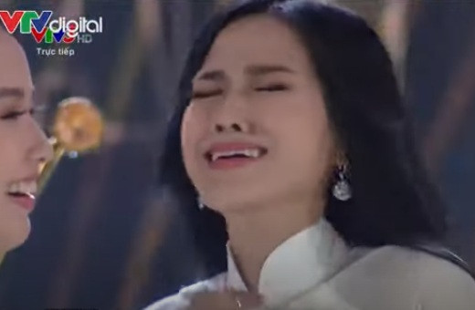 Trong giây phút được xướng tên ở ngôi vị cao nhất, Đỗ Thị Hà đã bật khóc vì xúc động. Cô liên tục phải tự trấn an bản thân để giữ bình tĩnh.