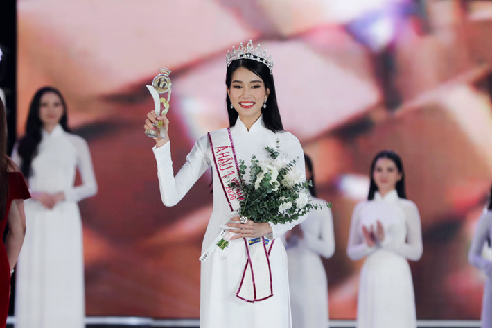Xuất sắc không kém Đỗ Thị Hà là Phạm Ngọc Phương Anh. Cô nhận danh hiệu Á hậu 1 của cuộc thi.