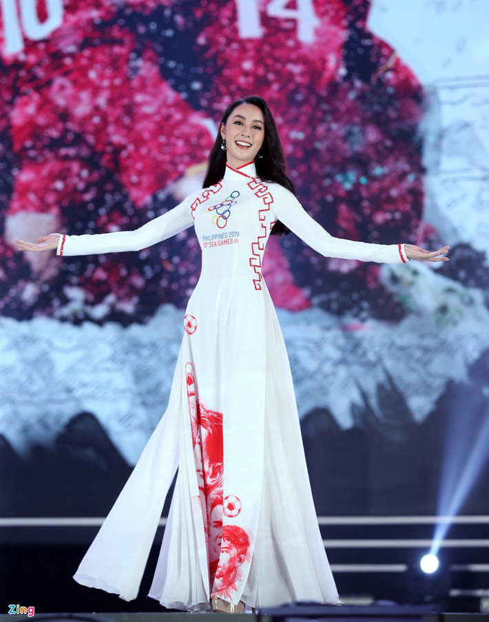 Tại cuộc thi, cô ghi điểm với phần thi thuyết trình song ngữ (tiếng Anh và tiếng Việt).