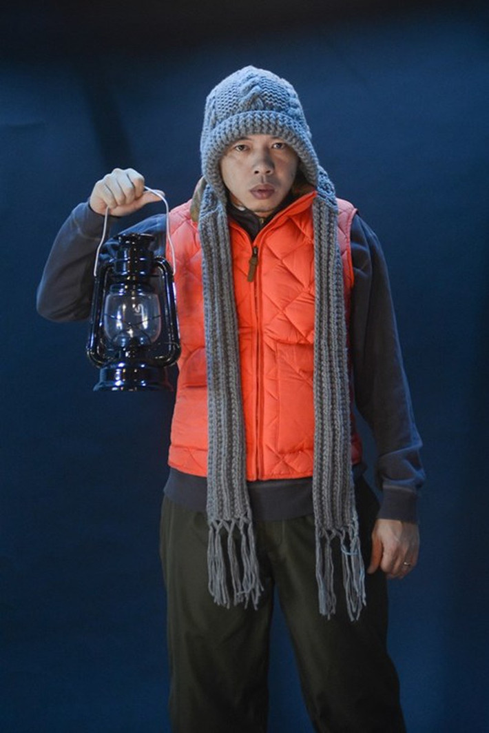Quả tim máu (2014): Năm 2014, Thái Hòa được mệnh danh "ngôi sao bạc tỷ" khi góp mặt trong hai dự án Quả tim máu (doanh thu 85 tỷ đồng) và Để mai tính 2 (doanh thu 103,1 tỷ đồng). Trong Quả tim máu, nam diễn viên hóa thân thành Cu Hù - chàng trai người dân tộc có dáng vẻ lù khù, giọng nói ngọng ngịu nhưng chân thành, tình cảm. Đây là hình tượng nhân vật tương đối khác biệt so với dự án trước đó của Thái Hòa, đòi hỏi cao hơn về biểu cảm cơ thể và đài từ. Mặt khác, giữa bầu không khí hồi hộp, kinh dị, các phân đoạn của Cu Hù còn đóng vai trò như "khoảng nghỉ", cho phép người xem giảm bớt căng thẳng. Ảnh: Galaxy Film.