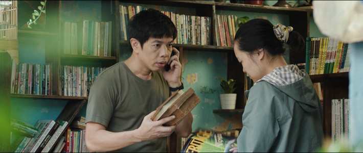 Chàng vợ của em (2018): Không mang vẻ ngoài mỹ nam, Thái Hòa vẫn chinh phục được khán giả trong bộ phim tình cảm Chàng vợ của em. Đây cũng là dự án giúp nam diễn viên và đạo diễn Charlie Nguyễn hồi sinh phong độ sau quãng thời gian "đường ai nấy đi" nhưng không mấy thành công. Kịch bản Chàng vợ của em được đánh giá độc đáo, xoay quanh việc "đàn bà xây nhà, đàn ông xây tổ ấm". Thái Hòa thủ vai Hùng - nhân vật nổi bật tính cách ngốc nghếch, dễ thương. Đây không phải vai diễn khó với nam diễn viên khi anh từng nhiều lần thành công với tạo hình tương tự. Chàng vợ của em thu về 86 tỷ đồng, trở thành phim ăn khách thứ hai của năm. Ảnh: Galaxy.