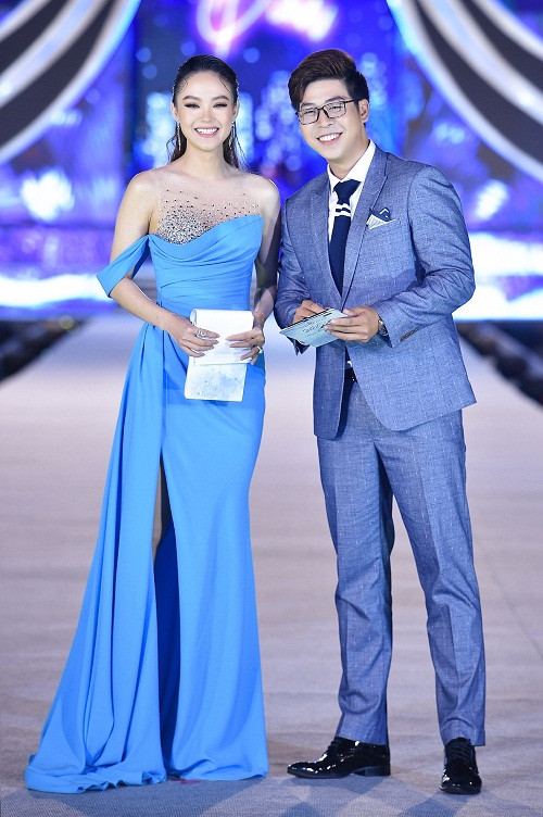 Minh Hằng có mặt từ sớm bên MC Vĩnh Phú. Cả hai đảm nhận vai trò dẫn chương trình đêm thi.