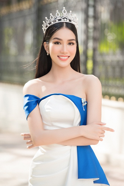 Phạm Ngọc Phương Anh sở hữu bảng thành tích học tập đáng nể: Thủ khoa đầu vào khối song ngữ trường THPT chuyên Lê Hồng Phong TP.HCM, đoạt giải ba Học sinh giỏi Quốc gia môn tiếng Pháp 2016, được tuyển thẳng vào 2 trường đại học danh giá là Đại học Ngoại thương Hà Nội và Đại học Bách Khoa TP.HCM, trúng tuyển Đại học Ngoại thương TP.HCM, nhận học bổng toàn phần 4 năm Đại học RMIT, 2 bằng ngoại ngữ IELTS 8.0, Dalf C1.