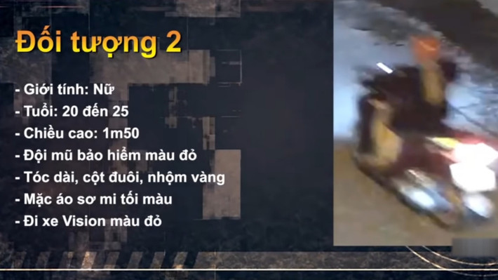 Nữ nghi can đi xe máy Honda Vision màu đỏ, độ tuổi khoảng 20-22, cao khoảng 1m50, vóc dáng nhỏ, mặc áo sơ mi màu tối, đầu đội mũ bảo hiểm màu đỏ, tóc nhuộm vàng và có thắt đuôi.