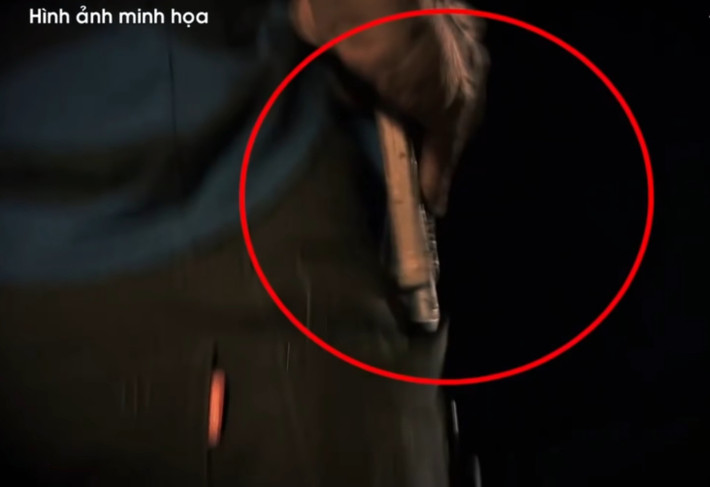 Lúc này, hai bên lớn tiếng cãi vã, thách thức rồi cầm mũ bảo hiểm đánh nhau, ngay sau đó Dũng lấy con dao mang theo đâm anh Lực tử vong.