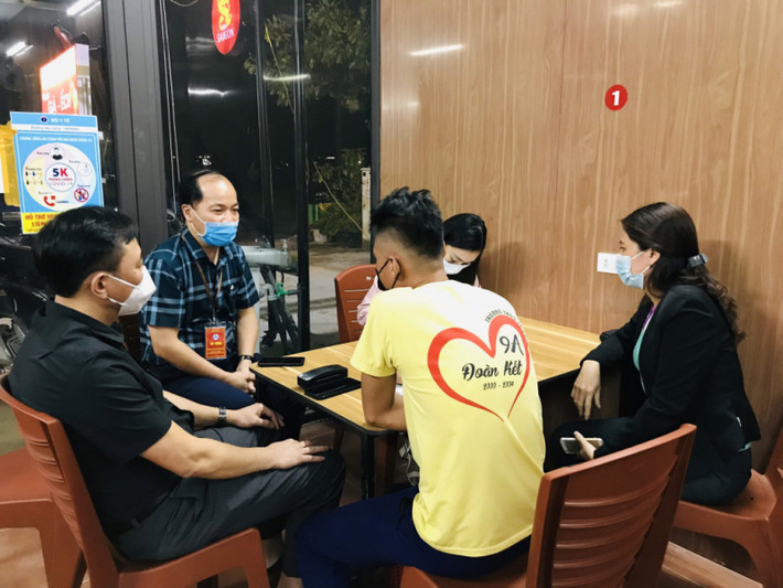 TP Hạ Long đình chỉ 3 chủ tịch phường: UBND TP Hạ Long (tỉnh Quảng Ninh) vừa ban hành Quyết định đình chỉ nhiệm vụ 15 ngày đối với Chủ tịch của 3 phường Hà Khẩu, Hoành Bồ, Hồng Hải, để tập trung chỉ đạo khắc phục hậu quả trong công tác lãnh đạo, chỉ đạo phòng chống dịch. Trước đó, đoàn kiểm tra phát hiện một số cơ sở dịch vụ ăn uống trên địa bàn 3 phường chưa thực hiện nghiêm túc phòng, chống dịch COVID-19.