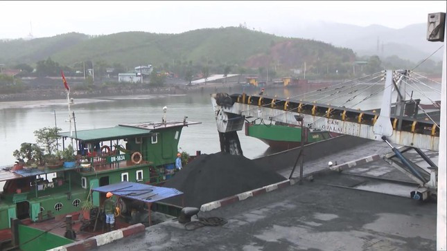 Bắt khẩn cấp 4 cán bộ Công ty Tuyển than Hòn Gai: Lực lượng chức năng tỉnh Quảng Ninh vừa tiến hành bắt giữ 4 cán bộ thuộc Công ty Tuyển than Hòn Gai (Tập đoàn TKV) để điều tra hành vi gian lận trong công tác vận chuyển đá xít thải. Các đối tượng gồm Trần Thị Hồng Lan, Trạm trưởng KCS nhà sàng kiêm Phó trưởng phòng KCS; Nguyễn Mạnh Kha, Tổ trưởng tổ kho phân xưởng sàng tuyển; Nguyễn Văn Hạnh, Quản đốc phân xưởng sàng tuyển và lái xe phân xưởng vận tải 3 là Hoàng Ngọc Quyên.
