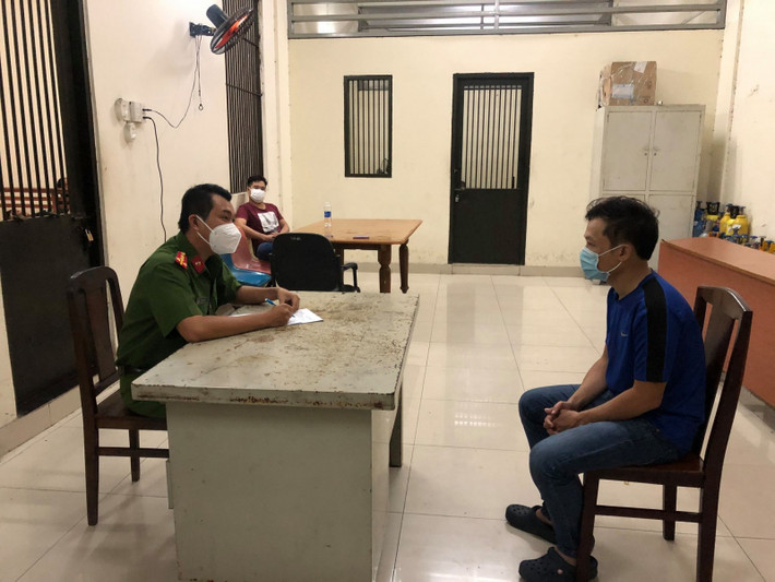 Nghi vợ ngoại tình với sếp, mua xăng đốt xe ô tô của "tình địch": Công an quận 7, TP Hồ Chí Minh đang tạm giữ Khổng Minh Toàn (SN 1984, ngụ Gò Vấp) để điều tra về hành vi “hủy hoại tài sản”. Trước đó, Toàn nghi ngờ vợ mình có tình cảm với ông Đ (sếp của vợ) nên mua 2 lít xăng về chế lên xe ông Đ rồi châm lửa đốt. Ngọn lửa bùng phát, Toàn tháo chạy khỏi hiện trường. Ước tính thiệt hai sau vụ cháy khoảng 2 tỷ đồng.