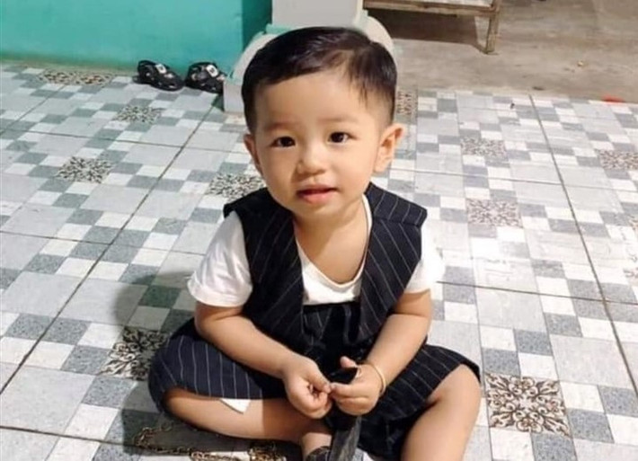 Bé trai 3 tuổi mất tích bí ẩn ở Bình Dương: Công an huyện Dầu Tiếng, tỉnh Bình Dương đang điều tra, xác minh vụ bé trai 3 tuổi mất tích xảy ra hôm 15/10 tại ấp Tân Định, xã Minh Tân, huyện Dầu Tiếng. Bé trai tên Lâm Gia Hưng (SN 2019, tên gọi khác: Ta Nu), nặng khoảng 16kg, cao khoảng 80 - 90cm. Cha là Lâm Gia Đạt và mẹ là Hồ thị Bích Nhi. Trước khi mất tích bé Hưng mặc áo thun ngắn tay màu đen, trên cổ áo có viền màu trắng, mặc quần ngắn màu xanh.