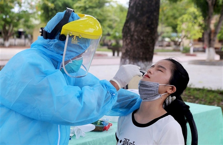 47 học sinh ở Phú Thọ dương tính SARS-CoV-2: Sở GD&ĐT Phú Thọ cho biết, sau khi phát hiện hai học sinh trường Tiểu học Chu Hoá và THCS Chu Hoá mắc COVID-19, các lực lượng y tế của tỉnh khẩn trương lấy mẫu xét nghiệm test nhanh để khoanh vùng và có phương án ứng phó. Kết quả, toàn bộ 53 mẫu (34 học sinh, 19 giáo viên) trường Tiểu học Chu Hóa âm tính và 45 học sinh tại trường THCS Chu Hóa kết quả dương tính với SARS-CoV-2 (riêng lớp 7A có 31 học sinh dương tính).