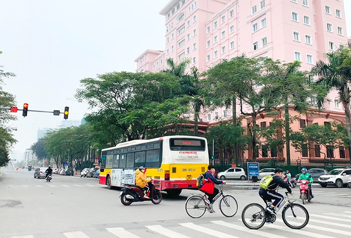 "Thích ứng an toàn, linh hoạt, kiểm soát hiệu quả dịch COVID-19": Nghị quyết số 128/NQ-CP của Chính phủ ban hành nêu rõ, xác định mục tiêu phòng, chống dịch vẫn là nhiệm vụ trọng tâm nhằm bảo vệ tối đa sức khỏe, tính mạng của Nhân dân, khôi phục, phát triển kinh tế - xã hội, bảo đảm an sinh, trật tự an toàn xã hội; chuyển hướng chiến lược phòng, chống dịch sang “thích ứng an toàn, linh hoạt, kiểm soát hiệu quả dịch COVID-19”. Quy định hướng dẫn cụ thể về phân loại đánh giá, xác định cấp độ dịch.