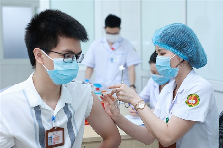 Lộ trình tiêm vắc xin cho trẻ em thận trọng, an toàn, khoa học: Tại Nghị quyết số 127/NQ-CP, Chính phủ yêu cầu Bộ Y tế xây dựng kế hoạch cụ thể để bảo đảm nguồn vắc xin và đẩy nhanh tiến độ nhập khẩu vắc xin; tổ chức tiêm chủng vắc xin kịp thời, hiệu quả theo mục tiêu chiến lược đã đề ra, không để lãng phí; khẩn trương xây dựng lộ trình tiêm cho trẻ em thận trọng, an toàn, khoa học.