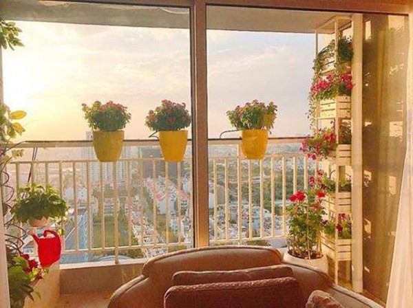 Người đẹp từng dành nhiều thời gian cho việc chăm sóc hoa ở ban công cũng như cắm hoa trang trí trong nhà.