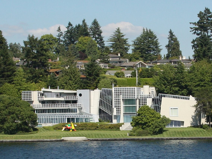 Căn nhà thuộc sở hữu của tỷ phú viễn thông Seattle Craig McCaw, người sáng lập McCaw Cellular, tọa lạc ở thị trấn Hunts Point. McCaw mua ngôi nhà từ nghệ sĩ saxophone Kenny G.