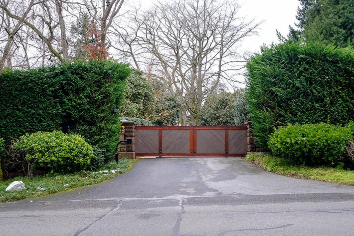 Nơi ở của tỷ phú Bill Gates có một garage với sức chứa cho 23 xe, 6 căn bếp, 24 phòng tắm và sảnh lễ tân dành cho 200 người. Tầm nhìn của dinh thự được đánh giá tuyệt vời khi hướng về hồ Washington. Dinh thự Villa Simonyi hay còn gọi là “Windows 2.000 House” của tỉ phú Charles Simonyi - điều hành bộ phận phát triển Word và Excel của Microsoft. Điểm nhấn của căn biệt thự này là có 2.000 cửa sổ (Ảnh: Lao động)