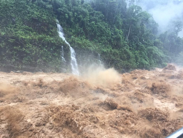 54 nhà bị nước mưa, đất, đá trôi sạt vào trong nhà (23 nhà ở huyện Sìn Hồ, 23 nhà ở huyện Tân Uyên, 8 nhà huyện Than Uyên); 04 nhà, 03 lán tạm bị lũ cuốn trôi hoàn toàn (02 nhà huyện Than Uyên; 02 nhà huyện Sìn Hồ).