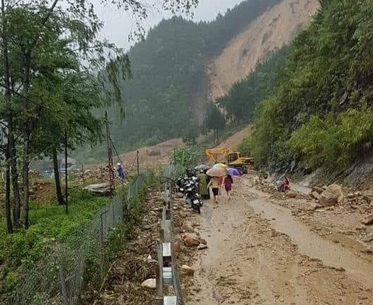 Mưa lũ ở Lai Châu đã làm 1 cầu treo, 1 cầu bê tông nội đồng huyện Than Uyên; 02 cầu treo, 02 cầu tạm huyện Tân Uyên bị lũ cuốn trôi; Một số tuyến đường Quốc lộ bị sạt lở gây tắc nghẽn giao thông: Quốc lộ 4D đoạn qua bản Chu Va 12 xã Sơn Bình huyện Tam Đường; Quốc lộ 32 bị ngập một số đoạn tại bản 25 xã Trung Đồng và Hồ Noong Thăng;