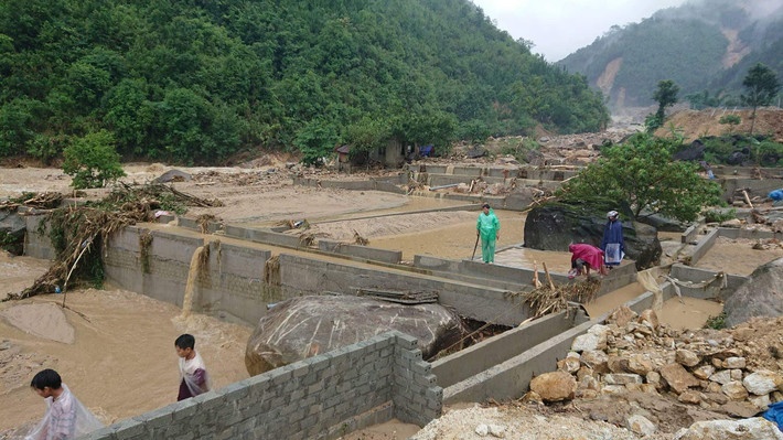 Ngoài ra, có 20 công trình thủy lợi và nước sinh hoạt bị hư hỏng, cuốn trôi; 10 cột điện bị đổ gãy; một trường THPT, trụ sở UBND xã Phúc Than huyện Than Uyên bị đổ tường bao.