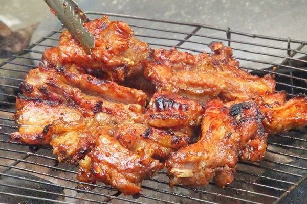 Ăn đồ nướng: Trong những năm gần đây, các món nướng ngày càng được ưa chuộng trong các tiệc cuối tuần, đi ăn nhà hàng. Nhiều quán ăn sử dụng thực phẩm chất lượng kém nhưng tẩm ướp nhiều gia vị đánh lừa vị giác, khứu giác của người ăn.