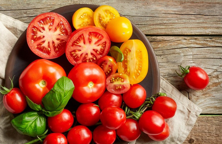 Cà chua: Chất lycopene trong cà chua nổi tiếng với đặc tính chống ung thư. Nhiều nghiên cứu đã xác nhận rằng lycopene làm giảm nguy cơ ung thư tuyến tiền liệt, phổi và dạ dày.