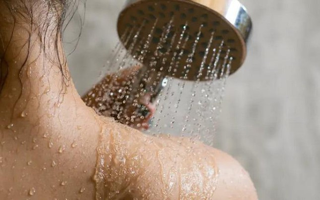 Lười tắm. Có không ít người rất ngại với việc tắm hàng ngày. Thói quen xấu này lại thực sự tốt cho làn da. Lý do là việc rửa ráy qua loa sẽ giúp giữ lại lớp dầu tự nhiên trên da, giúp da mềm mại và khỏe mạnh.