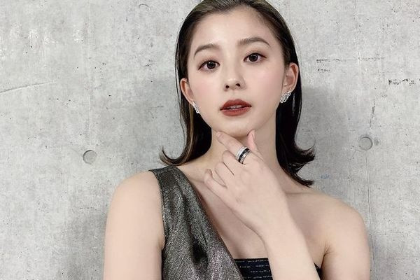 "Ngọc nữ màn ảnh Nhật" chia sẻ, không bao giờ cô lấy lý do bận để từ bỏ một buổi tập nào. Vào những ngày có lịch trình làm việc dày đặc và phải về nhà lúc tối muộn, Asahin thường mang theo tấm thảm yoga và tranh thủ tập khoảng 15 - 30 phút vào giờ nghỉ giải lao