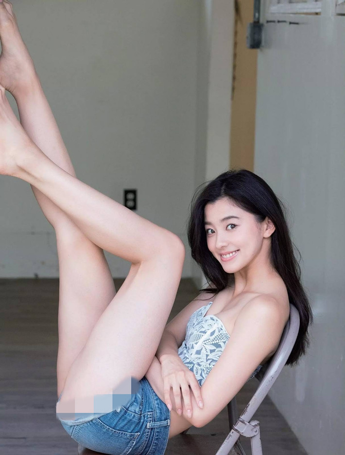 Sau đó, cô cũng nhanh chóng lấn sang con đường diễn xuất chuyên nghiệp. 6 năm hoạt động nghệ thuật, Asahin đã tạo được vị thế nhất định trong làng giải trí Nhật Bản.