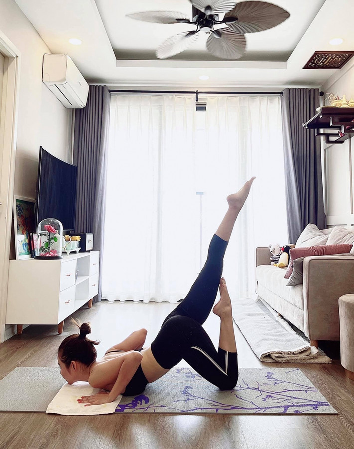 Diễn viên Huyền Lizzie (Minh Huyền) sở hữu thân hình săn chắc, cân đối nhờ tập gym thường xuyên và chế độ ăn lành mạnh.