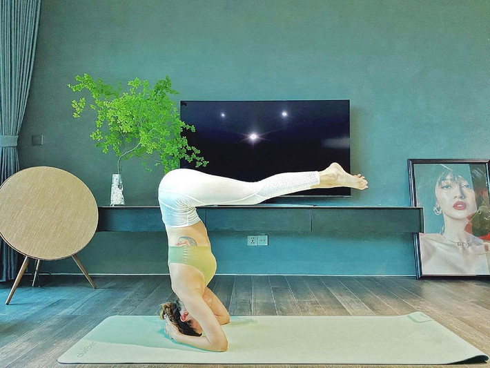 Không thể đến phòng gym hay ra ngoài chạy bộ, Bảo Anh tích cực tập luyện tại nhà. Cô thường xuyên khoe những hình ảnh tập luyện cực gợi cảm với những bộ đồ tập ôm sát.