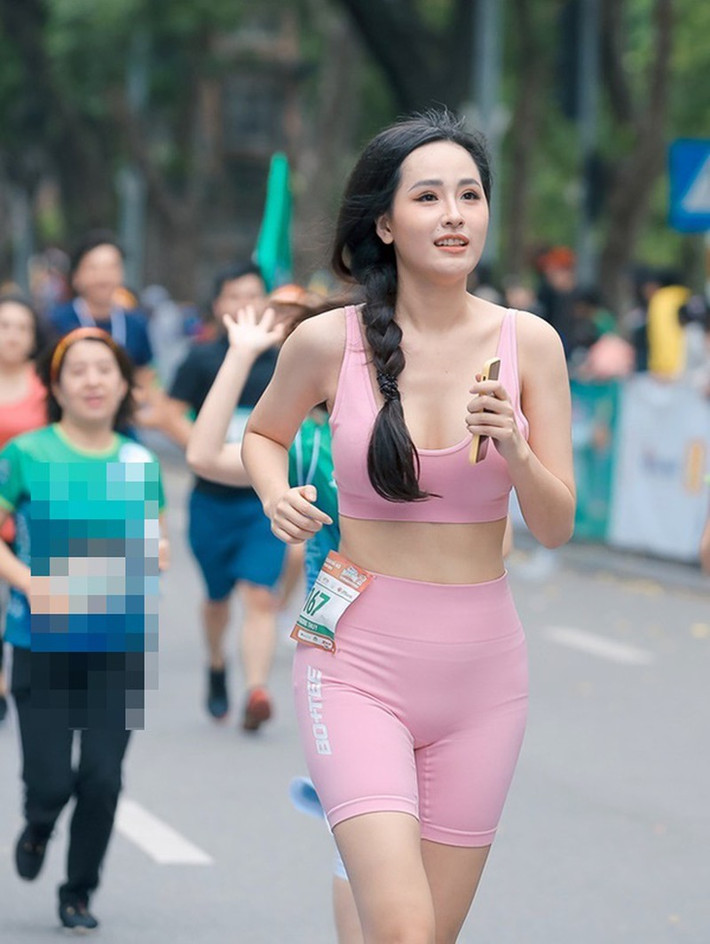 Mai Phương Thúy cũng nhiều lần mắc lỗi mặc quần tập quá chật so với cơ thể.