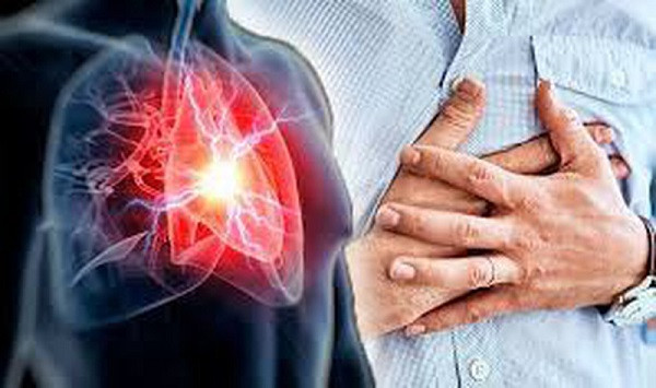 1. Đau tức ngực: Đau tức ngực là dấu hiệu cảnh báo rõ nét bệnh đột quỵ có thể xảy ra sau đó 1 tuần mà mức độ chính xác lên đến 70%. Người bệnh sẽ cảm thấy những cơn đau thắt tức ngực như có vật gì đè nặng, ngực nóng rát và có cảm giác như bị cấu xé.