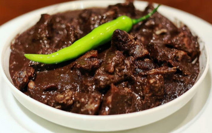 Nhiều khách du lịch đã phải nhăn mặt và không dám thử món ăn này. Dinuguan cũng không được đánh giá cao về tính thẩm mỹ.
