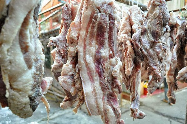 Nhìn qua thì ai cũng nổi da gà và đều muốn bỏ chạy. Để ăn được món này, người ta sẽ rửa sạch, cắt bỏ phần mốc và loại bỏ những con giòi đi rồi chế biến.