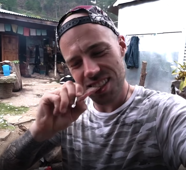 Mike Corey là một vlogger ẩm thực, du lịch theo phong cách kinh dị, anh sở hữu trang Fearless & Far. Qua một vlog, anh đã ghi lại trải nghiệm thưởng thức món Etag khi đến Philippines. Ảnh: IT.