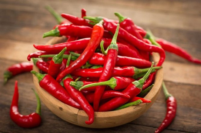 6. Ớt: Việc bạn bổ sung ớt vào chế độ ăn hàng ngày sẽ giúp kích thích hệ trao đổi chất cũng như thúc đẩy cơ thể đốt cháy mỡ tốt hơn. Ngoài ra, chúng cũng giúp cho làn da, tóc và móng chắc khỏe và cung cấp vitamin C cho cơ thể. Tuy nhiên, không nên ăn quá nhiều ớt nếu không muốn ảnh hưởng xấu đến sức khỏe.