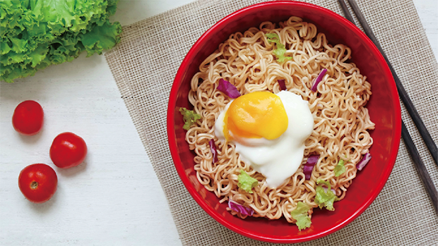 Lý do mì ăn liền được gọi là thực phẩm nhiều muối, thủ phạm cầm đầu chính là gói gia vị. Ví dụ mì ăn liền thông thường có tổng lượng muối 6,6g, đã vượt quá lượng muối ăn hàng ngày theo tiêu chuẩn là mỗi ngày ăn tối đa 6g muối.