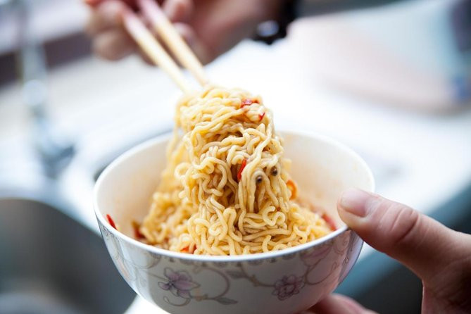 Những người thân của ông đã chia sẻ rằng, cách ăn mì tôm lành mạnh của ông Ando rất khác biệt. Đầu tiên, ông sẽ nhúng mì qua nước sôi, loại bỏ hoàn toàn phần dầu nổi bên trên, tiếp theo đó ông sẽ thêm các loại nguyên liệu khác như rau củ, thịt ăn kèm.