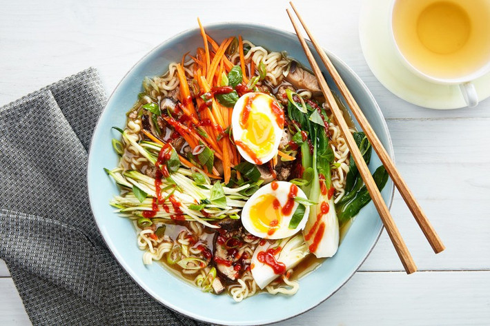 Việc thêm rau củ và thịt không chỉ khiến cho mì có hương vị ngon hơn hẳn mà nó còn có giá trị dinh dưỡng cao. Ngoài ra, ông Ando chỉ ăn 1 bữa mì mỗi ngày mà thôi.
