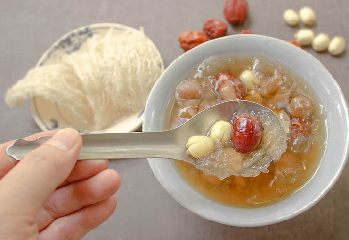 Yến sào nổi bật với hương thơm, vị ngọt quyến rũ. Dù vậy, nó cũng nằm trong danh sách những món ăn gây sợ hãi với người thưởng thức bởi có nguồn gốc từ nước bọt của chim yến. Ảnh: IT.