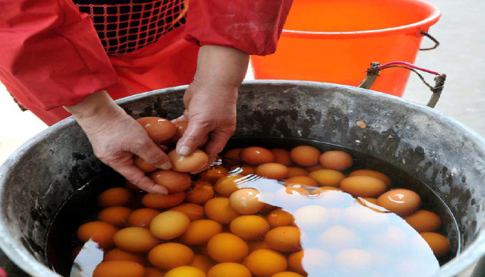 Trứng luộc nước tiểu: Dù đã xuất hiện tại Trung Quốc từ vài thế kỷ trước, thậm chí được đưa vào danh sách di sản văn hóa phi vật thể của tỉnh Chiết Giang nhưng món trứng luộc nước tiểu bé trai (hay còn gọi là tuntszidan) ở đất nước tỷ dân vẫn khiến thực khách rùng mình.