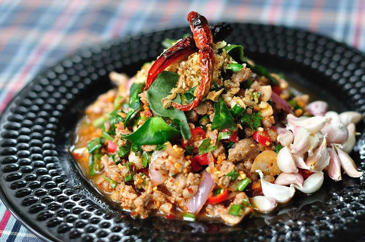 Koi pla có nguyên liệu chính từ cá sống, trộn cùng nước cốt chanh, tỏi, rau thơm và nhiều loại gia vị. Nhiều thực khách vẫn e ngại khi thưởng thức món cá sống này dù được dùng kèm với nước cốt chanh.