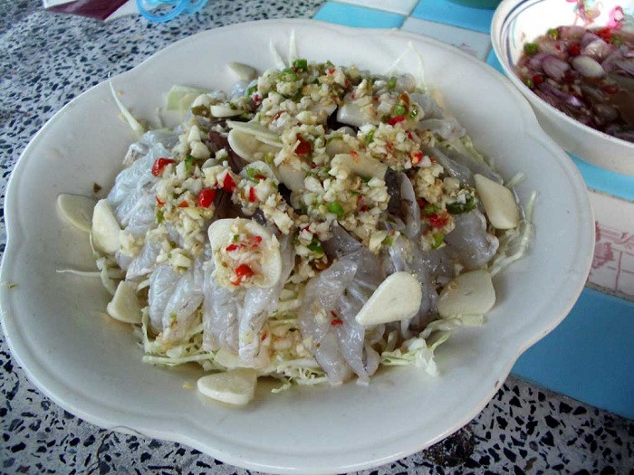 Thái Lan còn có món ăn kinh dị khác là Goong Chae Nam Pla. Nguyên liệu chính của món ăn là tôm tít sống rưới nước mắm, thêm ớt và các loại rau thơm.