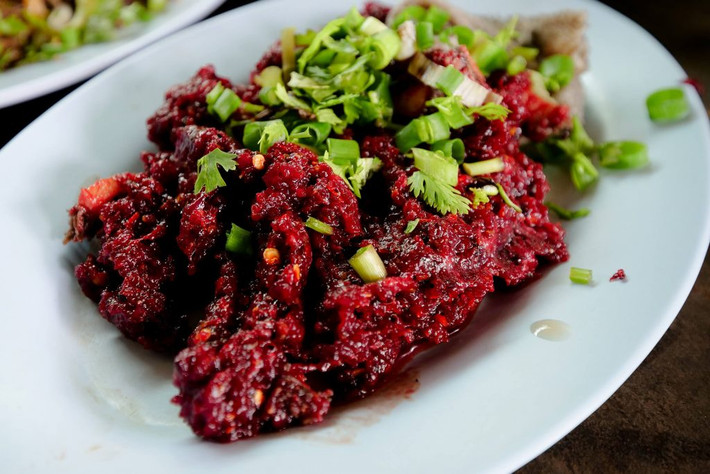 Người Thái rất mê các món ăn tươi nguyên. Món larb dib là một loại gỏi thịt sống có nguyên liệu từ thịt bò hoặc lợn, trộn cùng rau thơm, chủ yếu là rau húng bạc hà.