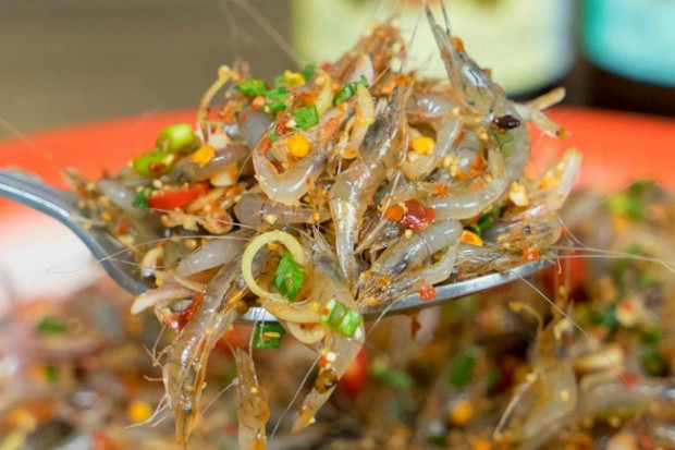 Món gong ten còn được biết đến với cái tên tép nhảy, có nguồn gốc từ vùng Đông Bắc của Thái Lan. Những con tép mới được đánh bắt, đang còn nhảy lao xao sẽ được rửa sạch rồi trộn thêm với ở, muối, hành lá, và nhiều gia vị khác. Thưởng thức goongteng thực sự là một thử thách với du khách.