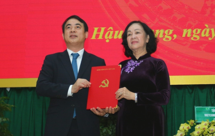 Sáng 3/7, Ủy viên Bộ Chính trị, Bí thư Trung ương Đảng, Trưởng Ban Tổ chức Trung ương Trương Thị Mai đã trao quyết định của Bộ Chính trị về việc điều động, chỉ định ông Nghiêm Xuân Thành - Ủy viên Trung ương Đảng, Chủ tịch Hội đồng Quản trị (HĐQT) Ngân hàng Thương mại Cổ phần Ngoại thương Việt Nam (Vietcombank) tham gia Ban Chấp hành, Ban Thường vụ và giữ chức Bí thư Tỉnh ủy Hậu Giang, nhiệm kỳ 2020 - 2025.